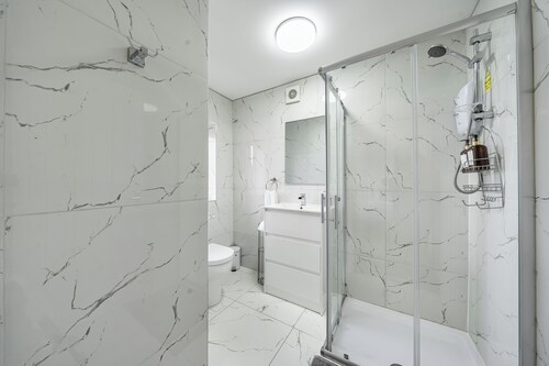 2 Bed apartment Sleeps 3 -Smart Tv -Private garden
