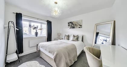 2 Bed apartment Sleeps 3 -Smart Tv -Private garden