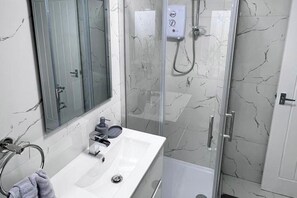 Dusche, Haartrockner, Handtücher, Seife