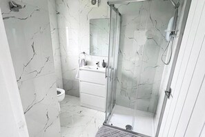 Chuveiro, secador de cabelo, toalhas de banho, sabonete