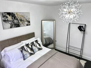 2 Schlafzimmer, Schreibtisch, Bügeleisen/Bügelbrett, WLAN