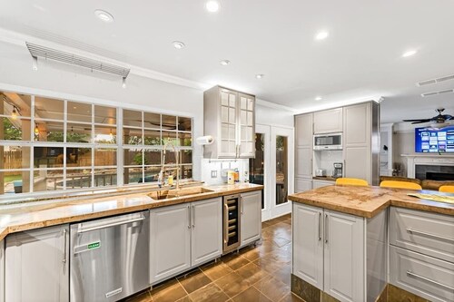 5 BR w/ Pool, close to Six flags, cowboy stadium