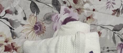 Een haardroger, een bidet, handdoeken, zeep