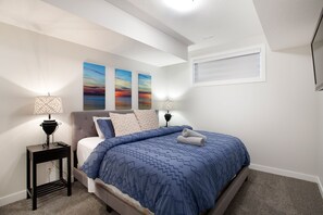 2 bedrooms, iron/ironing board, WiFi, bed sheets - Lower Level Hidden Sanctuary (Calgary)