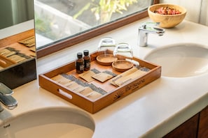 Een douche, een haardroger, een bidet, handdoeken