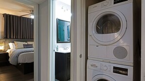 Une buanderie équipée de machines à laver Bosch superposées.