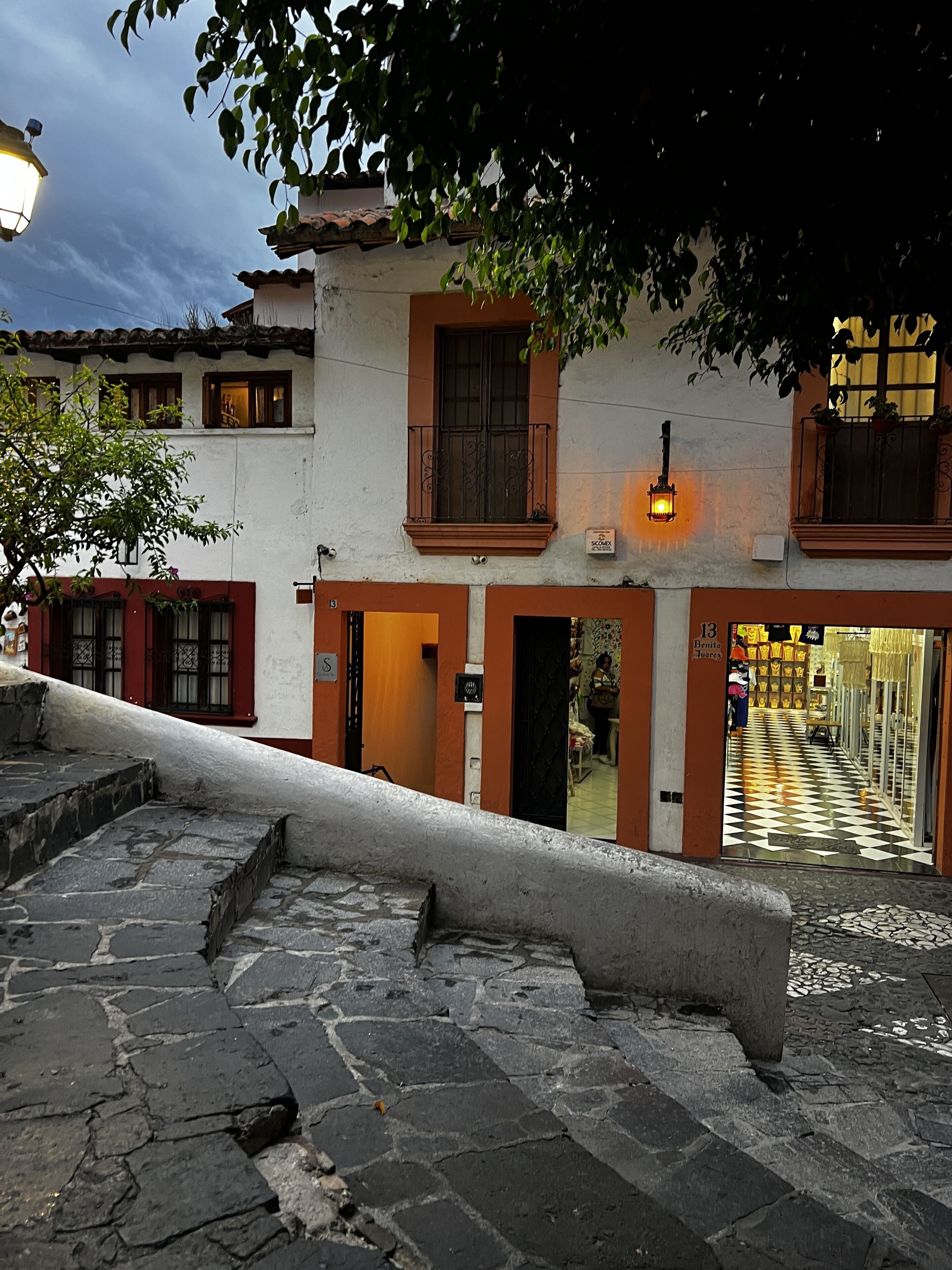 Um edifício tradicional com uma escadaria de pedra que leva a uma porta com o número 13.