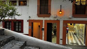 Um edifício tradicional com uma escadaria de pedra que leva a uma porta com o número 13.