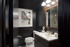 Shower, eco-friendly toiletries, hair dryer, towels - 2BR The TMC Flats 06! Hermann Park! Zoo! ⭐️⭐️⭐️⭐️⭐️ (Houston)