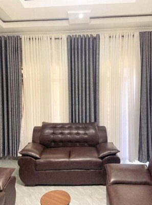 Smart TV - Tranquility Home to stay in Kigali and relax. 12 minutes drive from KGL Airport (Kigali)