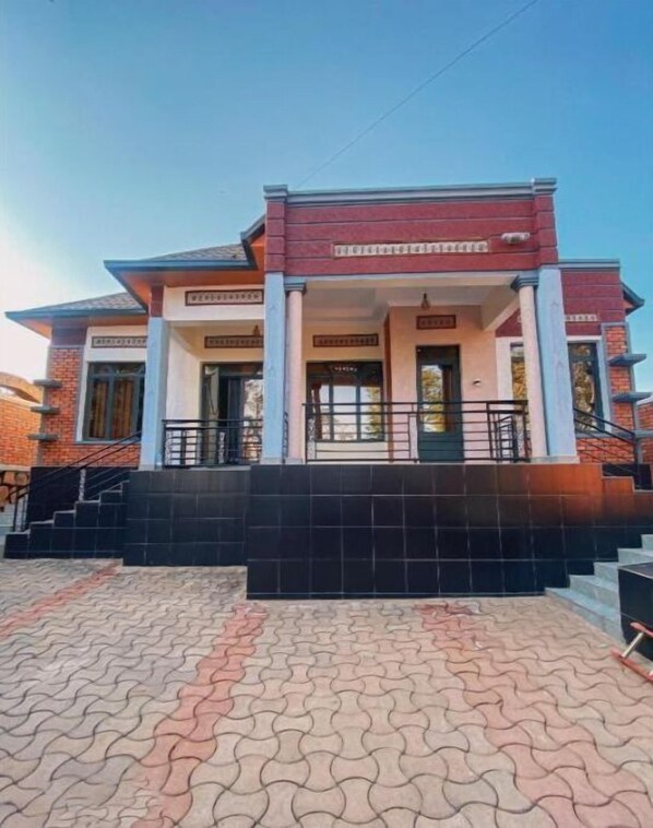 Exterior - Tranquility Home to stay in Kigali and relax. 12 minutes drive from KGL Airport (Kigali)