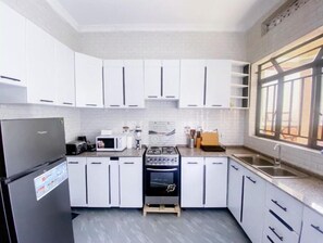 Fridge, microwave, oven, stovetop - Tranquility Home to stay in Kigali and relax. 12 minutes drive from KGL Airport (Kigali)