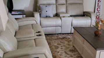 Una Smart TV, una chimenea, una pantalla de ordenador