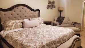 5 slaapkamers, een bureau, een strijkplank/strijkijzer, gratis wifi