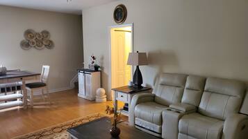 Una Smart TV, una chimenea, una pantalla de ordenador