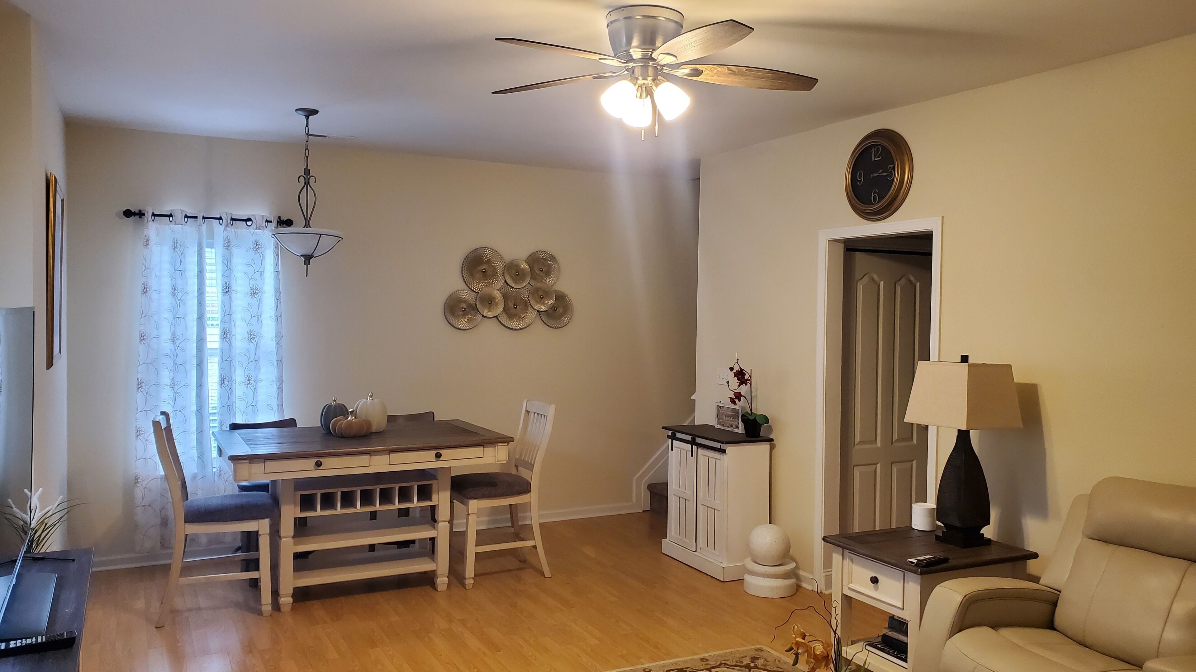 Smart TV, fireplace, computer monitors
