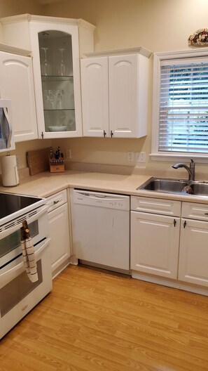 冰箱、微波炉、烤箱、炉灶