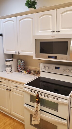 Een koelkast, een microgolfoven, een oven, een kookplaat