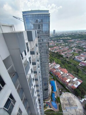 Exterior - Cozy studio apartment above Pakuwon Mall Surabaya w/ WiFi and Netflix to chill. (Jawa Timur)