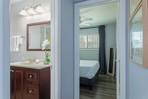 2 bedrooms, desk, iron/ironing board, WiFi
