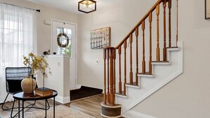 Un escalier avec des balustrades en bois et un mur blanc.
