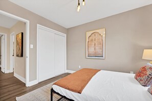 4 bedrooms, desk, iron/ironing board, free WiFi