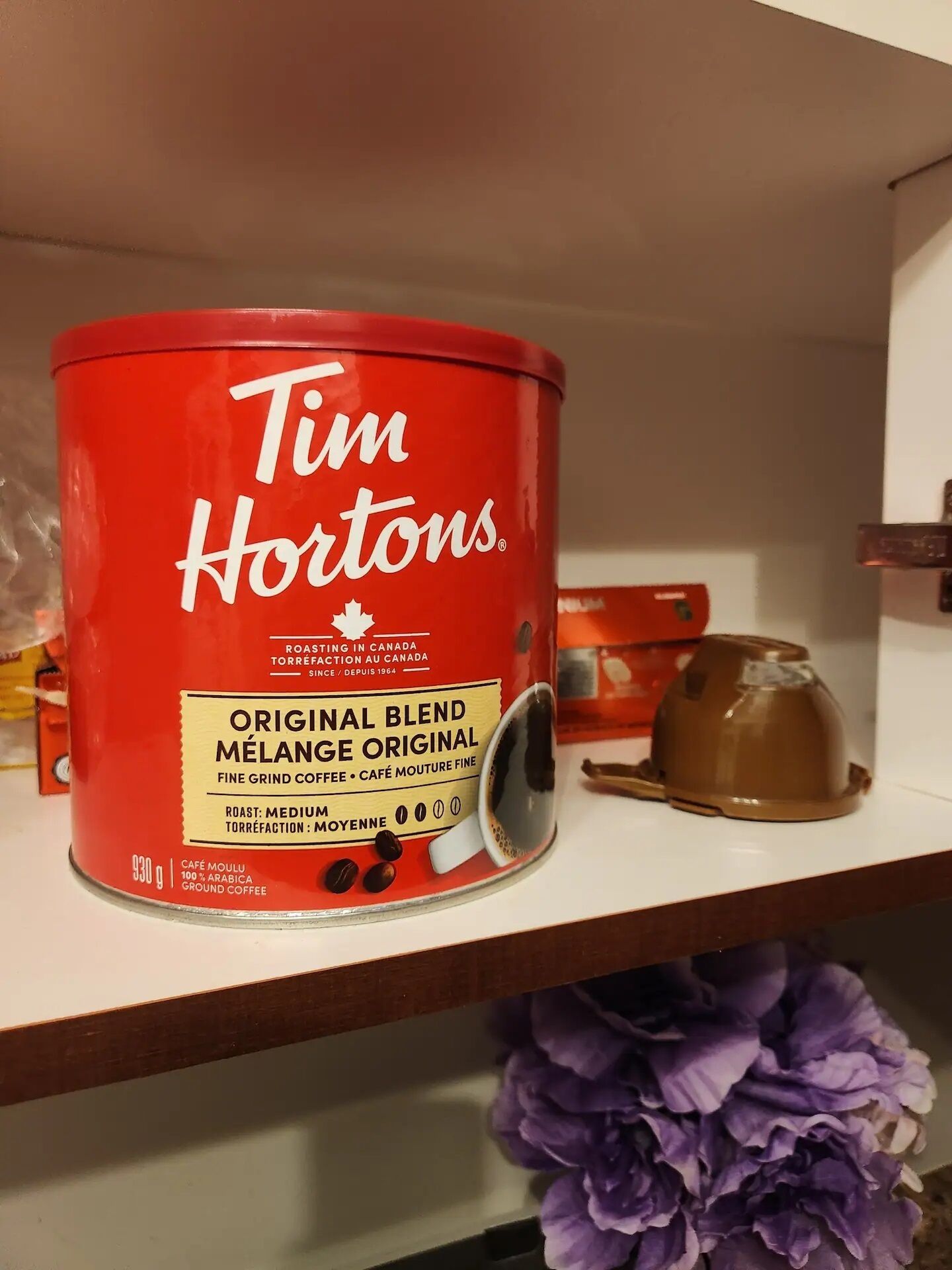 Un dispensador de café Tim Hortons sobre una estantería.
