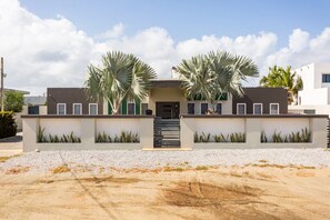 Exterior - Emerald 1BR APT -#E3 in Noord-Sleeps 2 (Noord)