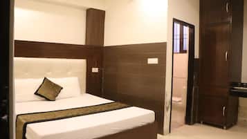 1 bedroom, desk, WiFi, bed sheets