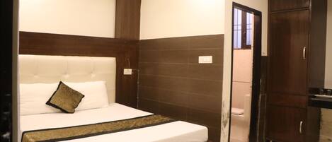 1 bedroom, desk, WiFi, bed sheets