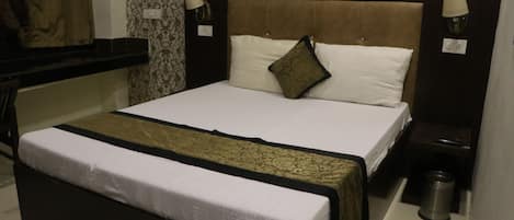 1 bedroom, desk, WiFi, bed sheets