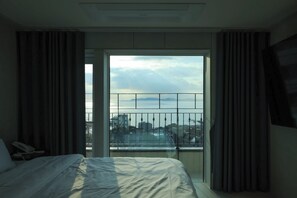 Premium bedding, down duvets, individually decorated, desk - CL Hotel (Boryeong)