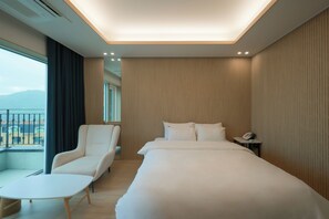 غرفة مزدوجة بتجهيزات أساسية - غرفة نوم واحدة - لغير المدخنين - بمنظر للبحر | أغطية فراش متميزة وألحفة محشوة بالريش وبديكورات فريدة لكل غرفة ومكتب