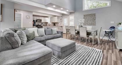 Modern Poconos Central Cozy 5BR Home - Game Room