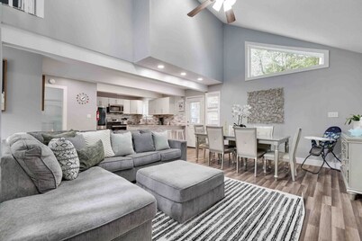 Modern Poconos Central Cozy 5BR Home - Game Room