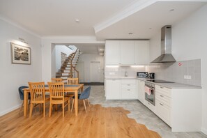 Réfrigérateur, four, lave-vaisselle, cafetière/bouilloire