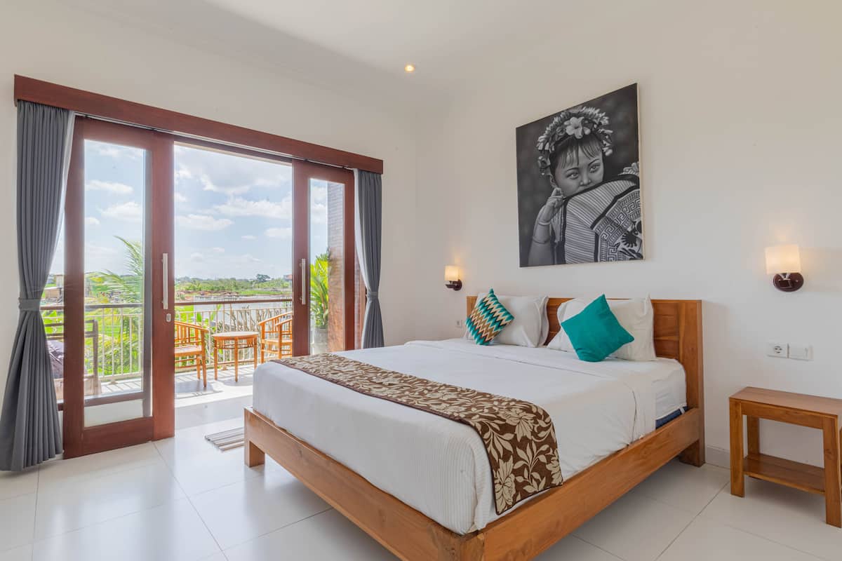 Deluxe Double Room | Desk