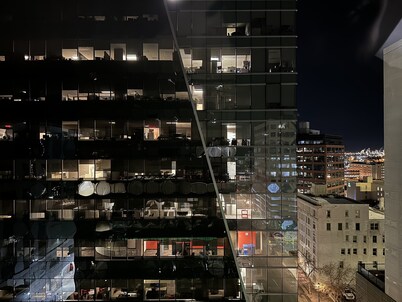"Luxurious Downtown Condo with Jetted Jacuzzi & Workspace -  Business District"