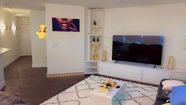 Smart TV y chimenea 
