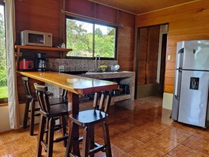 冷蔵庫、電子レンジ、コンロ、コーヒー / ティーメーカー