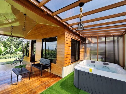 Spacious cabin with incredible views and lots of green space, ideal for relaxing