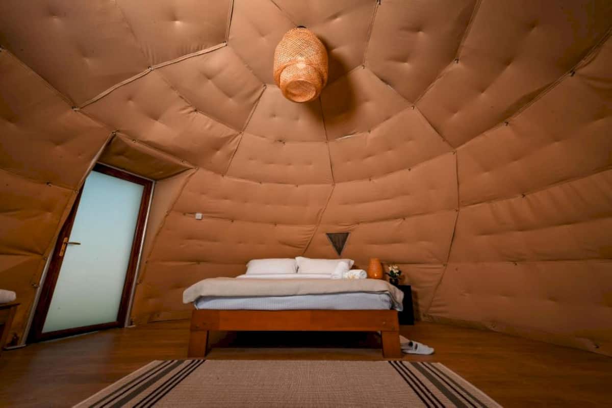 Habitación doble Deluxe, 1 cama King size, vista a la playa, en el área del jardín | Espacio para trabajar con laptop, cortinas blackout y wifi gratis