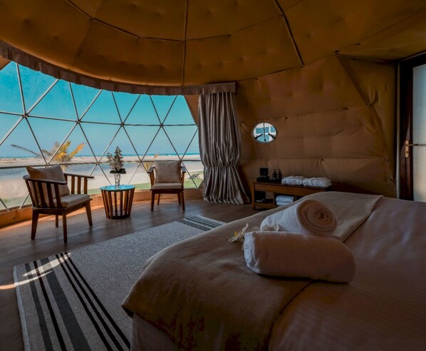 Espacio para trabajar con laptop, cortinas blackout y wifi gratis