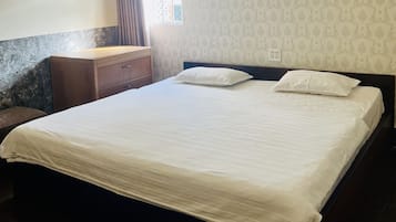 Luxury Room, 1 King Bed | Hypo-allergenic bedding, down comforters, pillowtop beds, desk