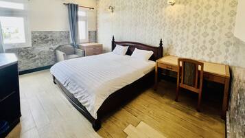 Phòng Cao cấp, 1 giường cỡ king | Bộ đồ giường kháng dị ứng, chăn bông, nệm có lớp đệm bông, bàn