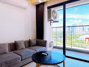 Căn hộ | Khu phòng khách | TV LED 50-inch có truyền hình cáp, các kênh phim phải trả tiền 
