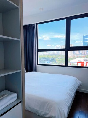 Appartement | Bureau, espace de travail pour ordinateur portable, rideaux occultants