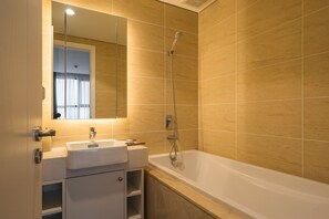 Appartement | Badkamer | Een douche, een regendouche, gratis toiletartikelen, een haardroger