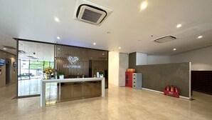 A modern reception area with a marble floor, a reception desk, and a glass partition. - Vinhomes D'Capitale Residence - CitiHome (Hanoi)