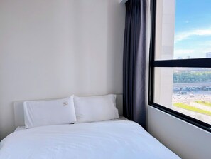 Apartament | Escriptori, espai de treball apte per a portàtils i cortines opaques 